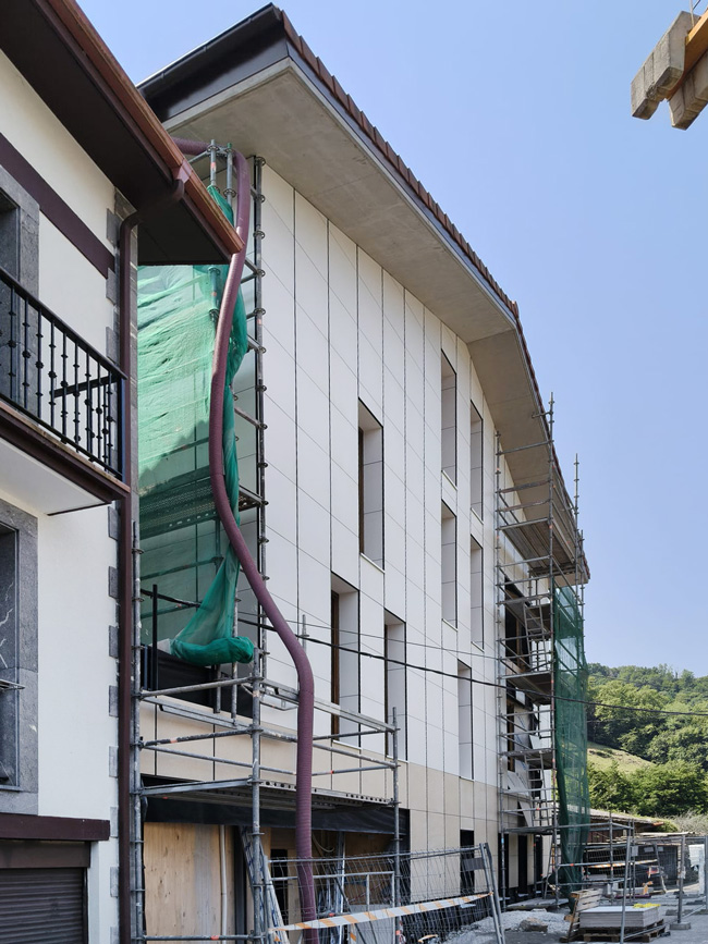 proceso de construcción de edificio en asteasu, gipuzkoa: exterior del edificio