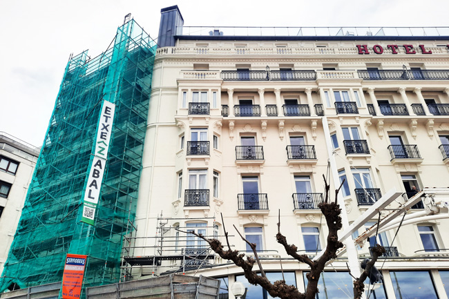 rehabilitacion en curso de fachada de hotel en donostia