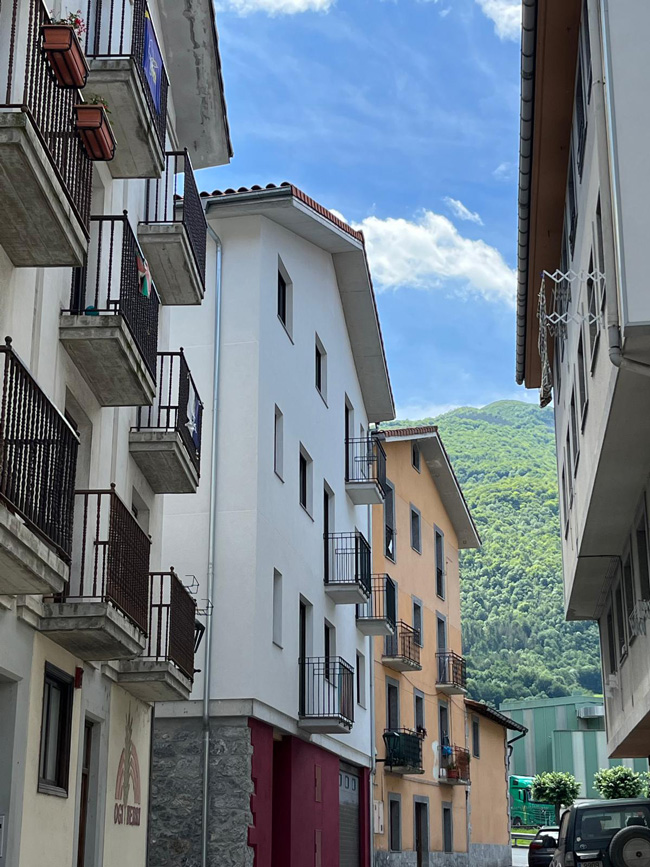 rehabilitación de edificio en gipuzkoa, fachada restaurada