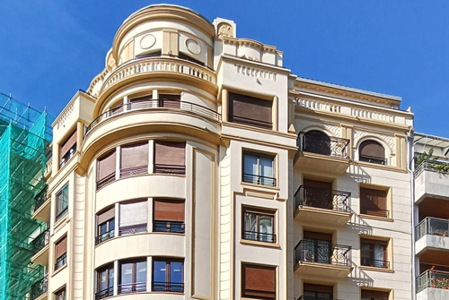 rehabilitacion en curso de fachada en secundino esnaola, donostia